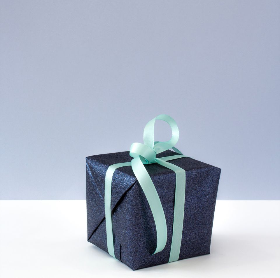 Ein Geschenkpaket mit einer Schleife